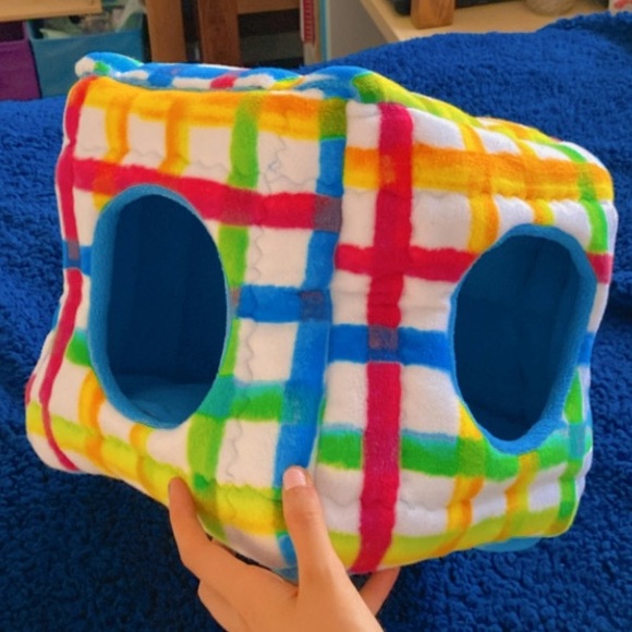 small pet hideout - Picture 1 of 2